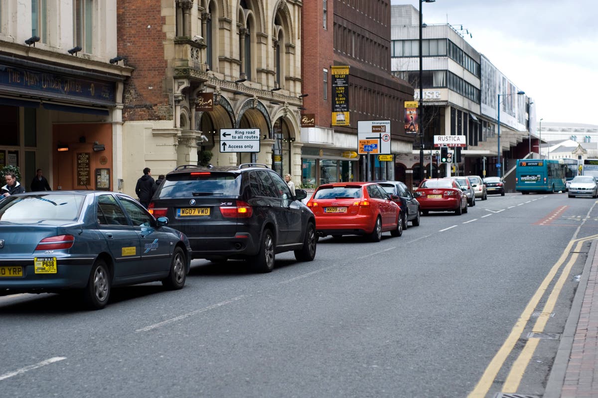 Снимка: Британските пътуващи все още предпочитат колите пред обществения транспорт, тъй като градовете в Обединеното кралство изостават от Европа, установява проучване