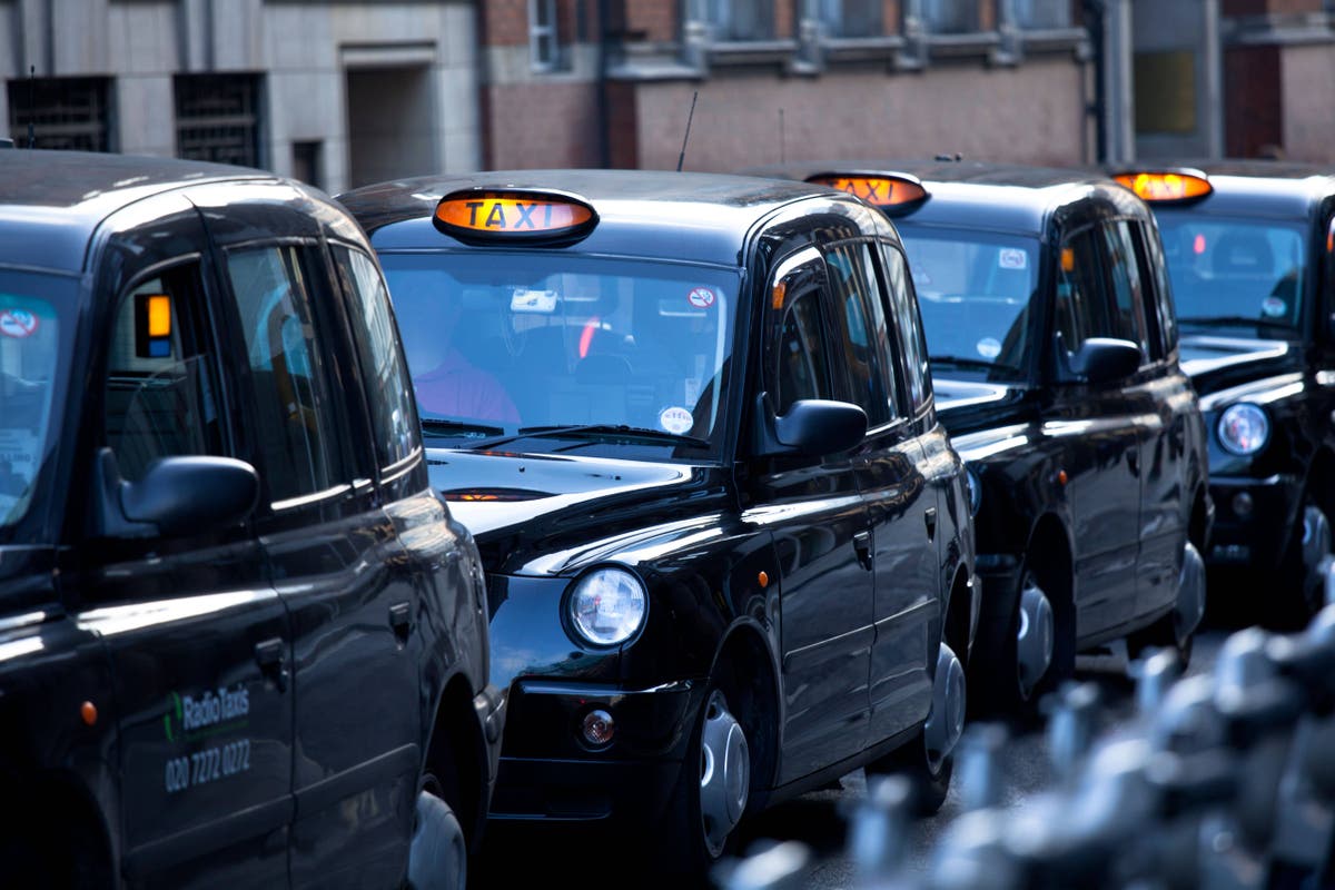 Uber ще започне да предлага пътувания с черни таксита в Лондон за първи път, тъй като набира „стотици“ таксиметрови шофьори