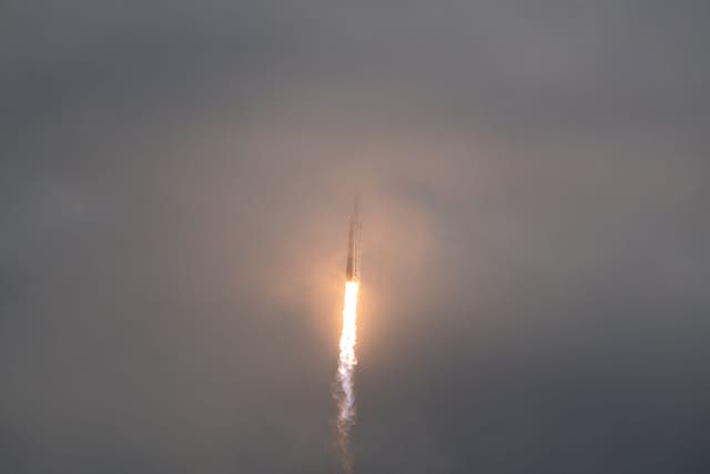 <p>Un cohete SpaceX Falcon Heavy con la nave espacial Psyche se lanzan desde el Centro Espacial Kennedy de la NASA en Cabo Cañaveral, Florida, el 13 de octubre de 2023</p>