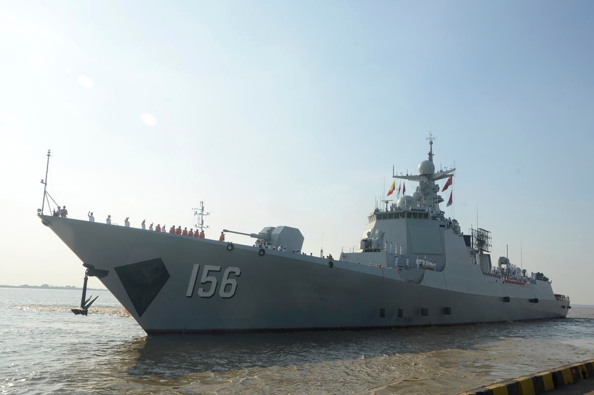 Китайските кораби – разрушителят Zibo, фрегатата Jing Zhou и корабът