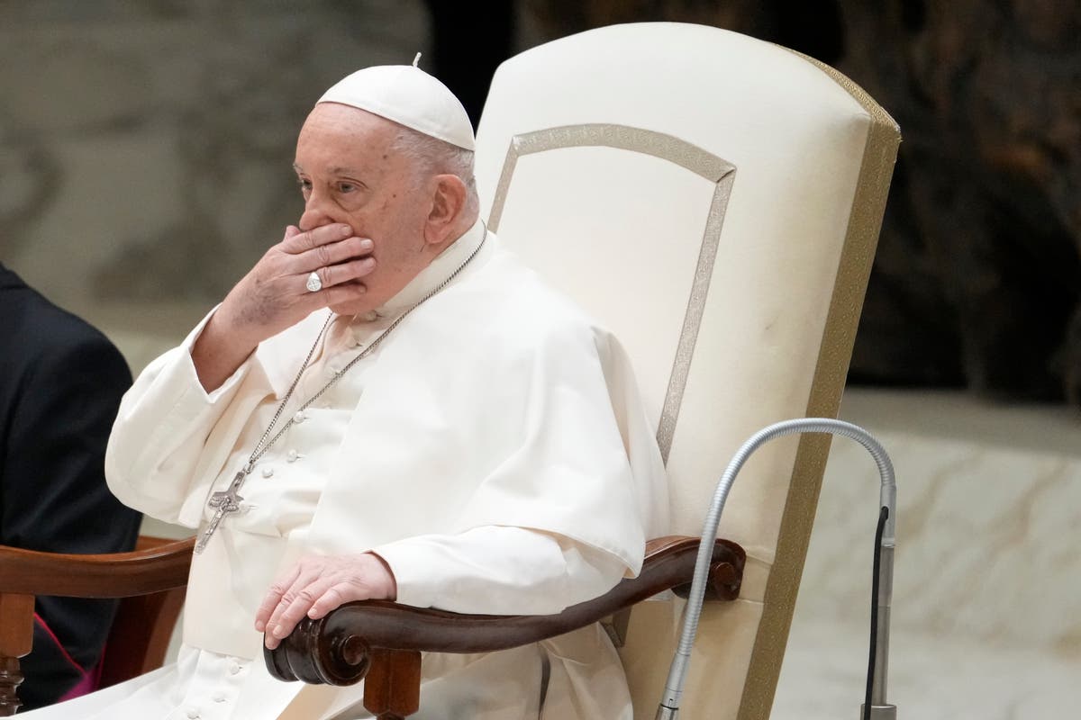 Болният папа Франциск се появява на седмична аудиенция, но казва, че не е добре и е накарал помощник да прочете реч