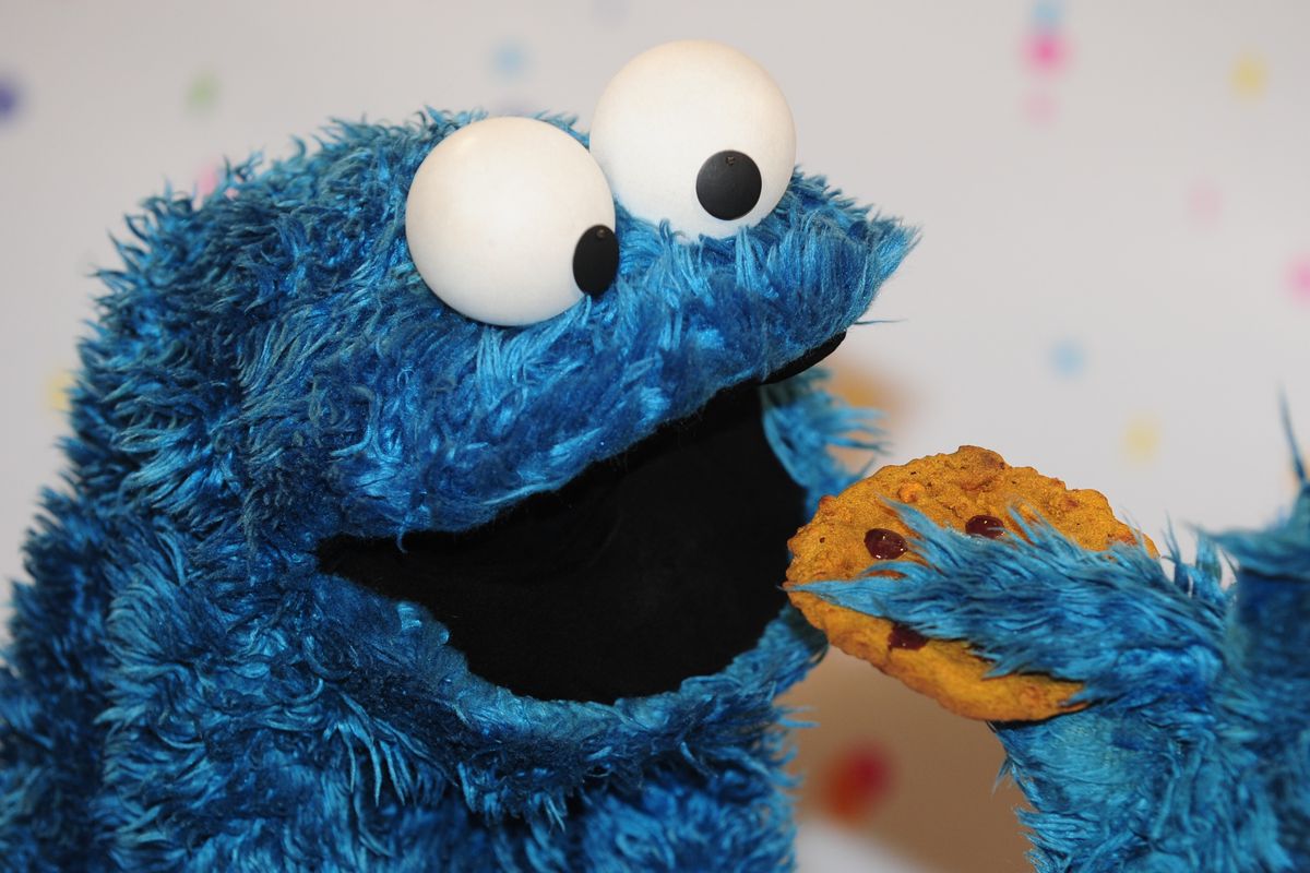 Cookie Monster can be seen holding one of MacLean’蝉 pancake mix and hot glue cookies