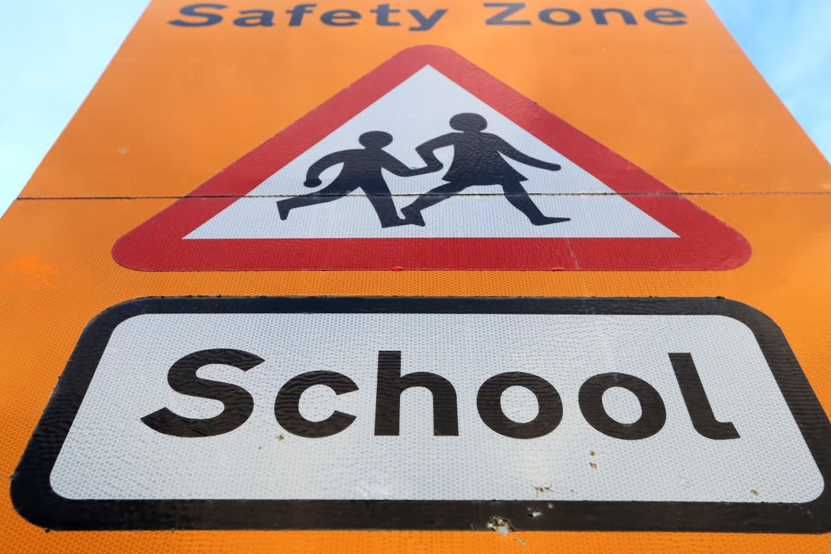 Класните стаи в началното училище в Белфаст се считат за опасни след идентифицирането на Raac