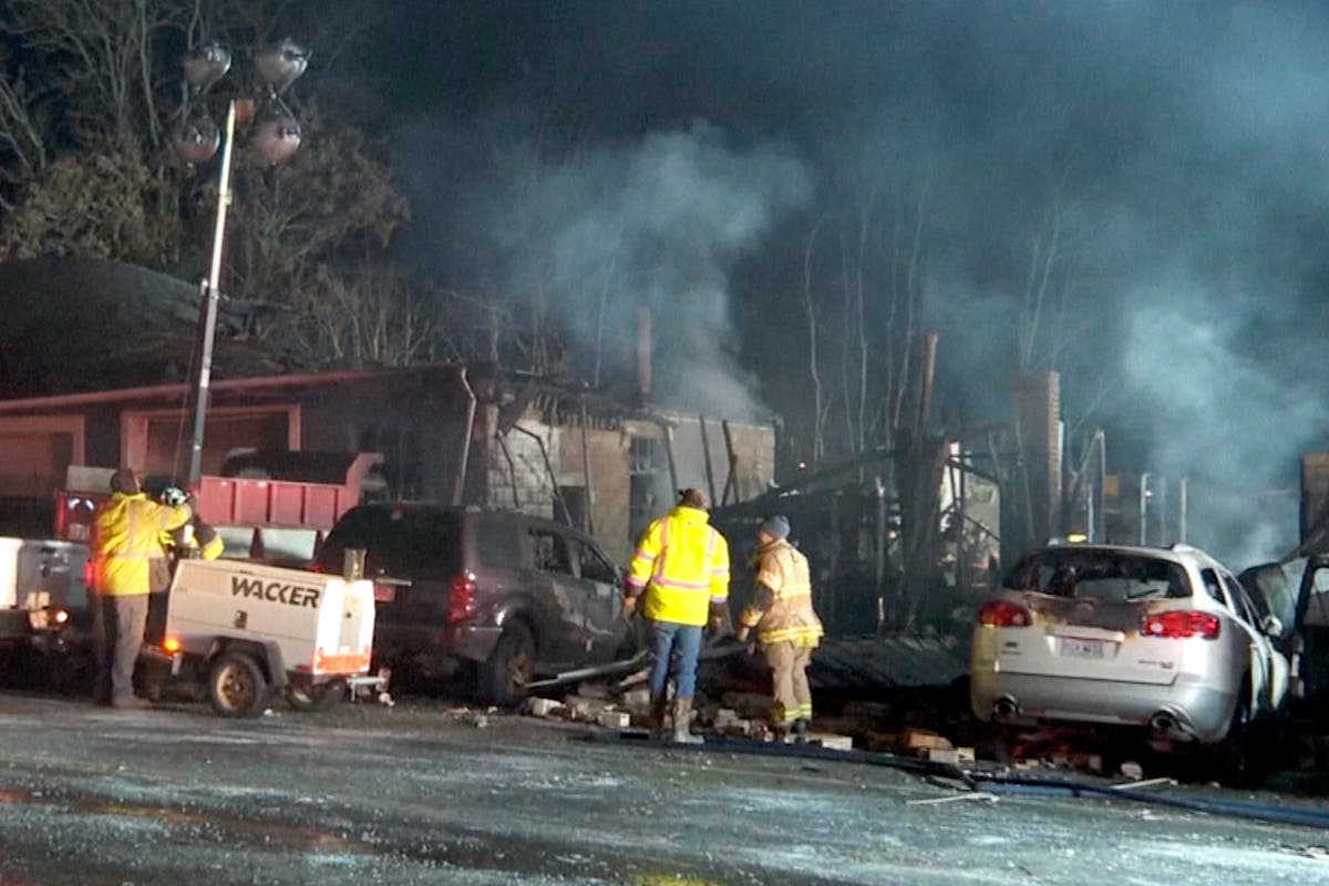 3-ма загинали, 1 хоспитализиран при експлозия, която предизвика огромен пожар в автосервиз в Охайо