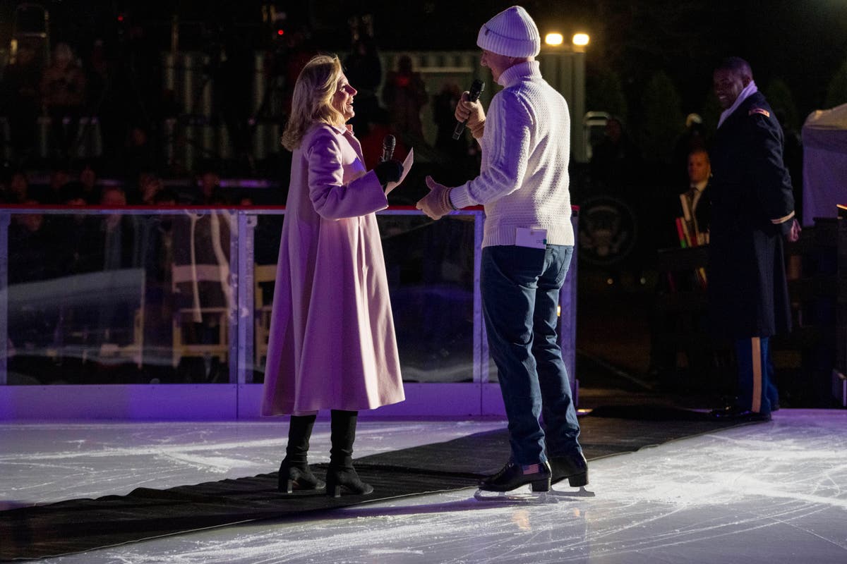 Джил Байдън носи празнична ледена пързалка в Белия дом, където децата да карат кънки и да играят хокей