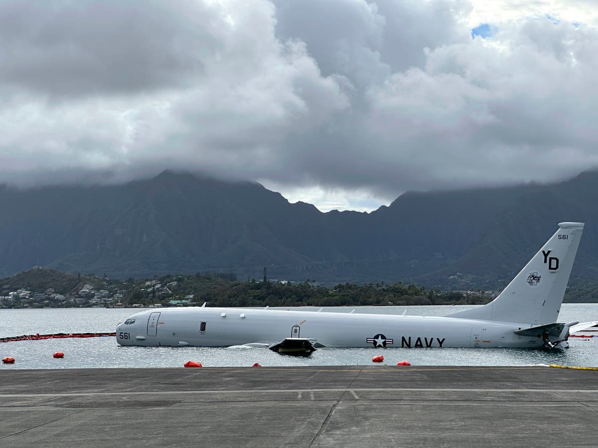 Военноморските сили на САЩ публикуваха подводни кадри на самолет, който прескочи писта, плаваща над хавайския риф