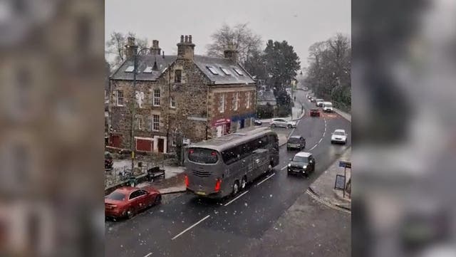<p>Snow falls in UK as Met Office give early on white Christmas.</p>