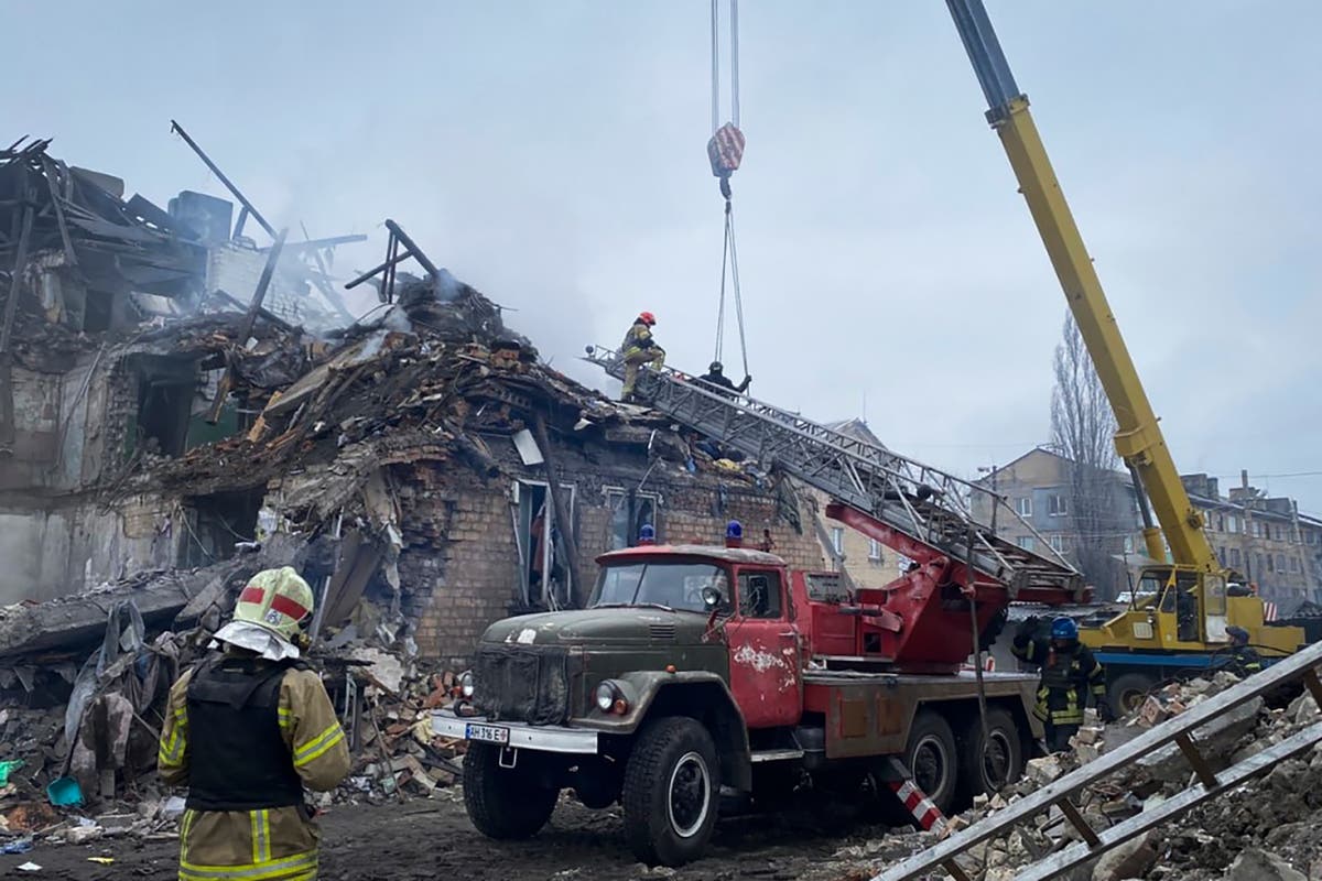 Руските ракетни удари в Източна Украйна разрушават сгради и затрупват семейства в развалини