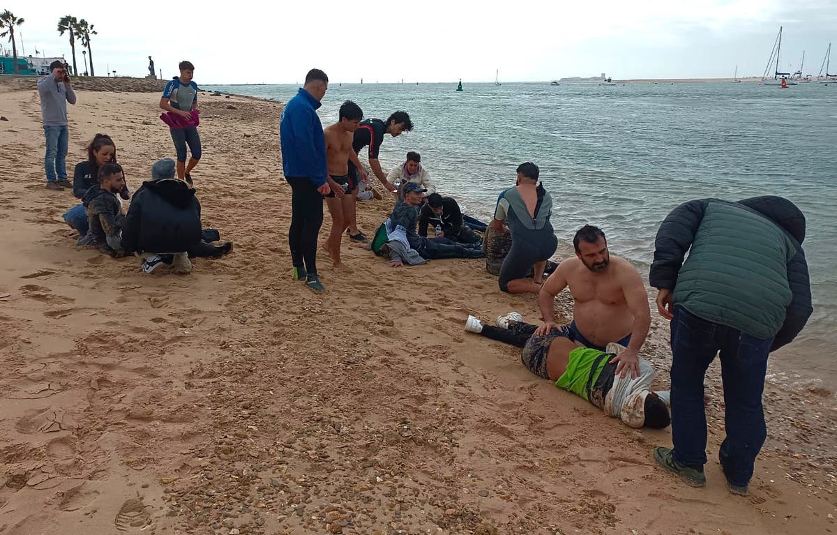 Четирима мигранти, които бяха изтласкани от лодка, загинаха само на метри от южното крайбрежие на Испания