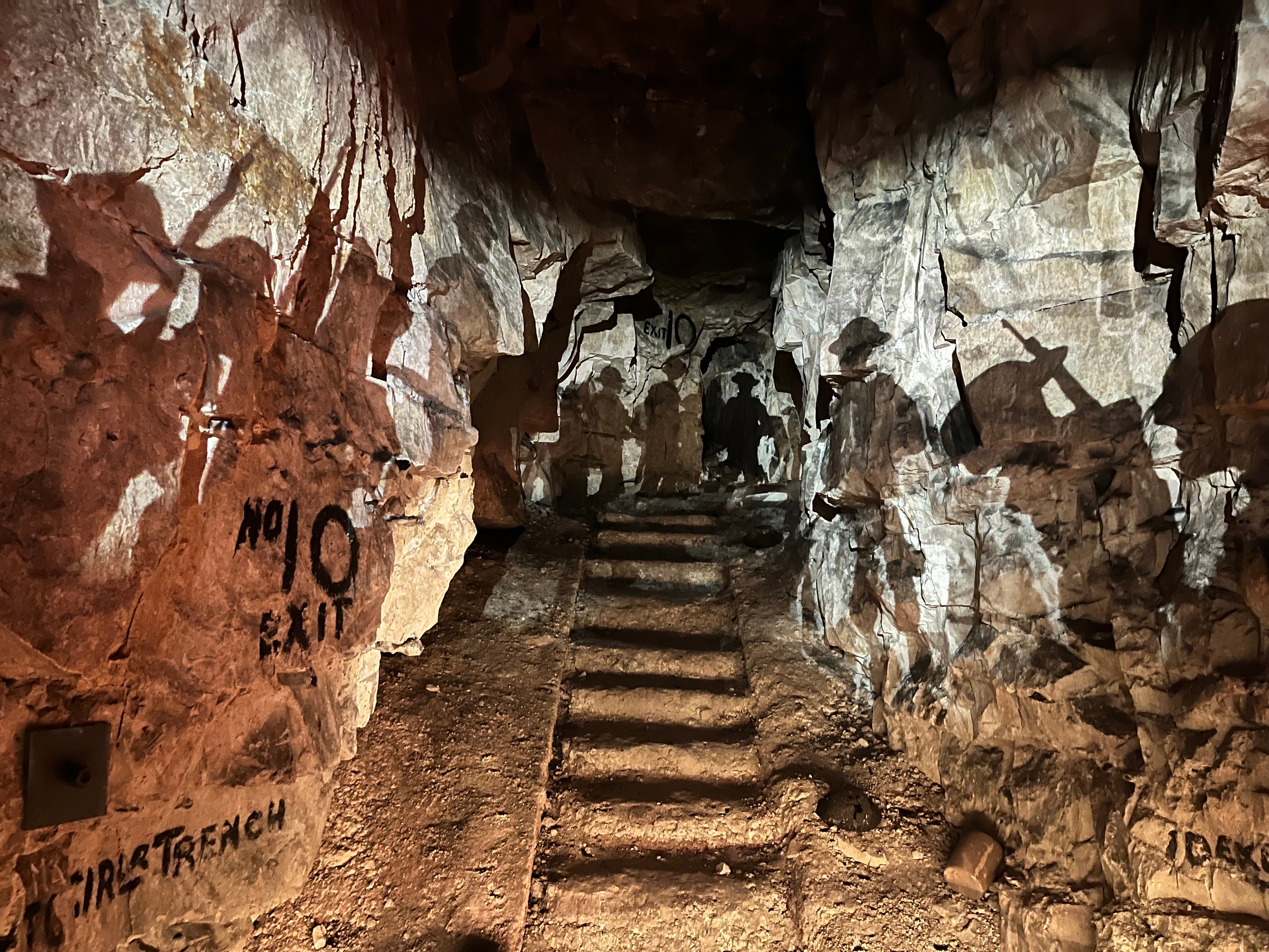 Silhouettes of soldiers at Carrières Wellington