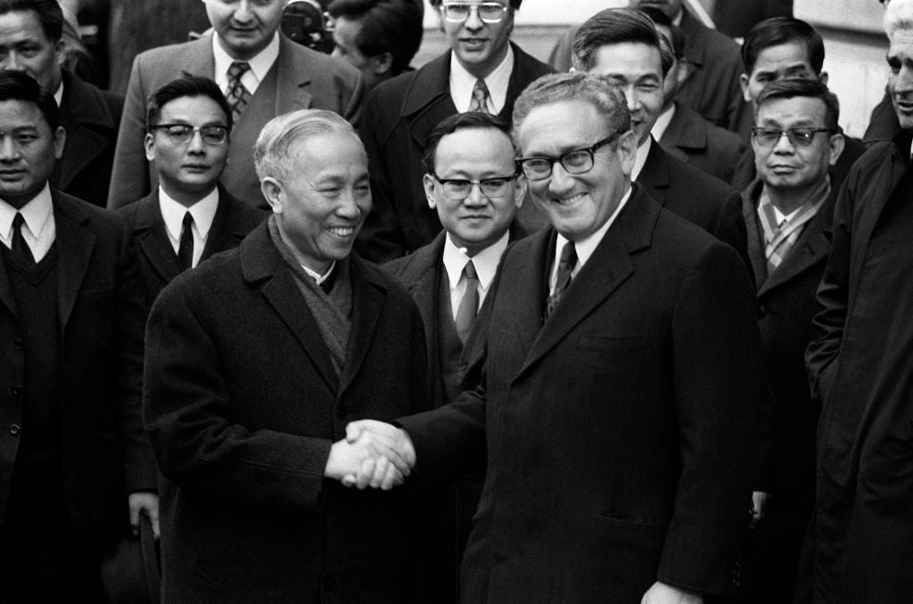 US National Security Advisor Henry Kissinger (R) shakes hand with Le Duc Tho, leader of North-vietnamess delegation, after the signing of a ceasefire agreement in Vietnam war, 23 January 1973, in Paris