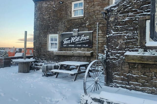 <p>Watch snow blizzard hit Britain’s highest pub The Tan Hill Inn.</p>