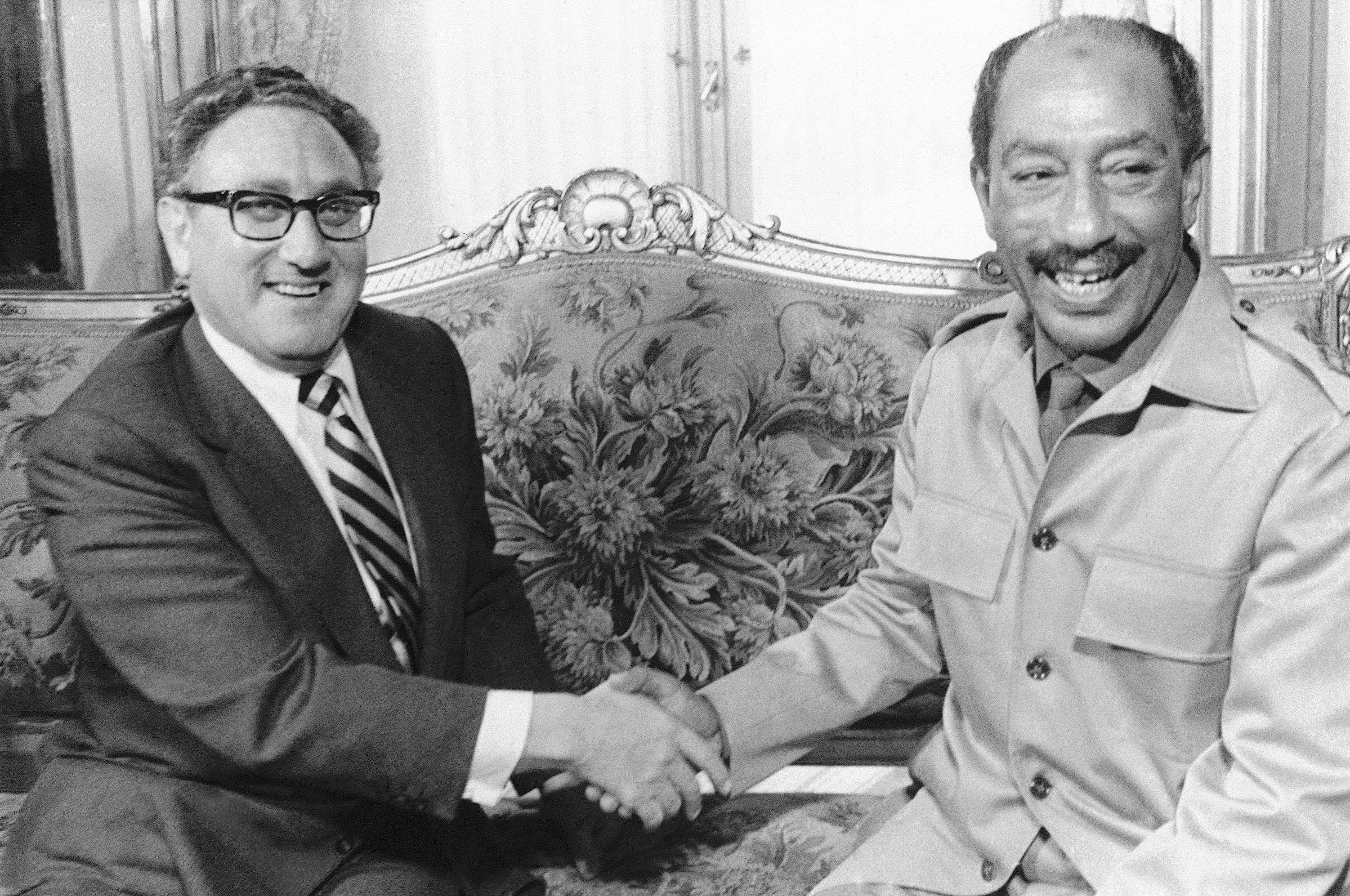 Kissinger meets with Egypt’s President Anwar Sadat at Tahira Palace in Cairo, Egypt to discuss the Mideast crisis, 7 November 1973.