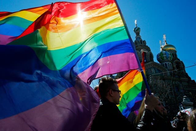 <p>Activistas de los derechos de la comunidad gay despliegan banderas de arcoíris en una marcha en San Petersburgo, Rusia (Foto de archivo). </p>