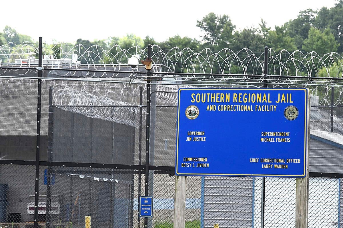 Шестима служители на затвора в Западна Вирджиния са обвинени във връзка със смъртта на лишен от свобода мъж