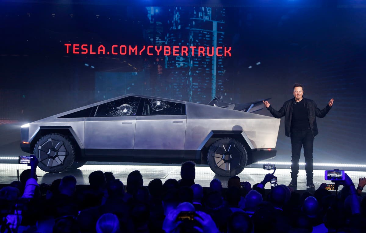 Tesla доставя 13 пикапа Cybertruck от неръждаема стомана, докато се опитва да разреши производствени проблеми
