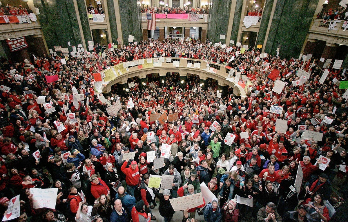 Синдикатите в Уисконсин съдят за отмяна на ограниченията на колективното договаряне на учителите, други