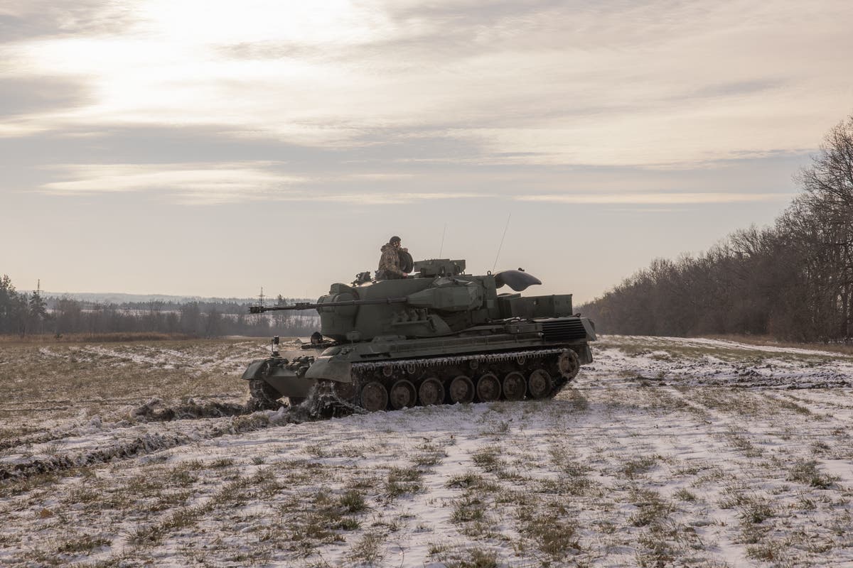 Украйна казва, че отблъсква руските атаки на шест фронта, докато Зеленски нарежда повече укрепления