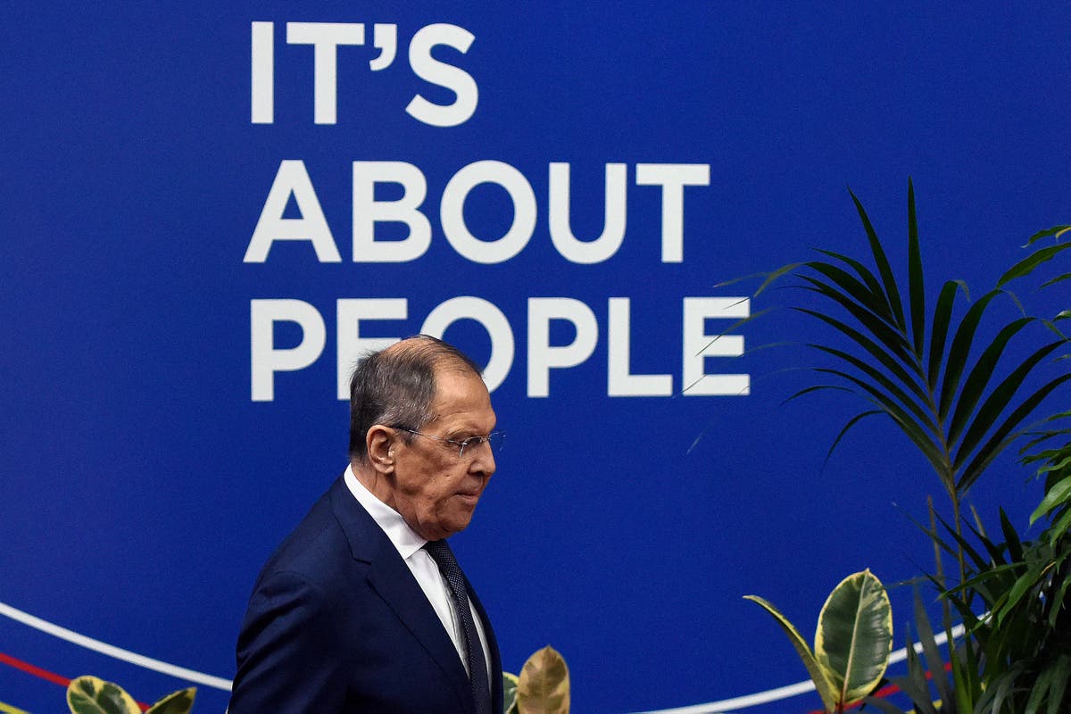 Официални лица излизат, докато руският министър Сергей Лавров говори на среща за европейската сигурност