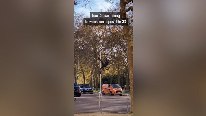 <p>Tom Cruise lookalike spotted filming daring stunt near Buckingham Palace.</p>
