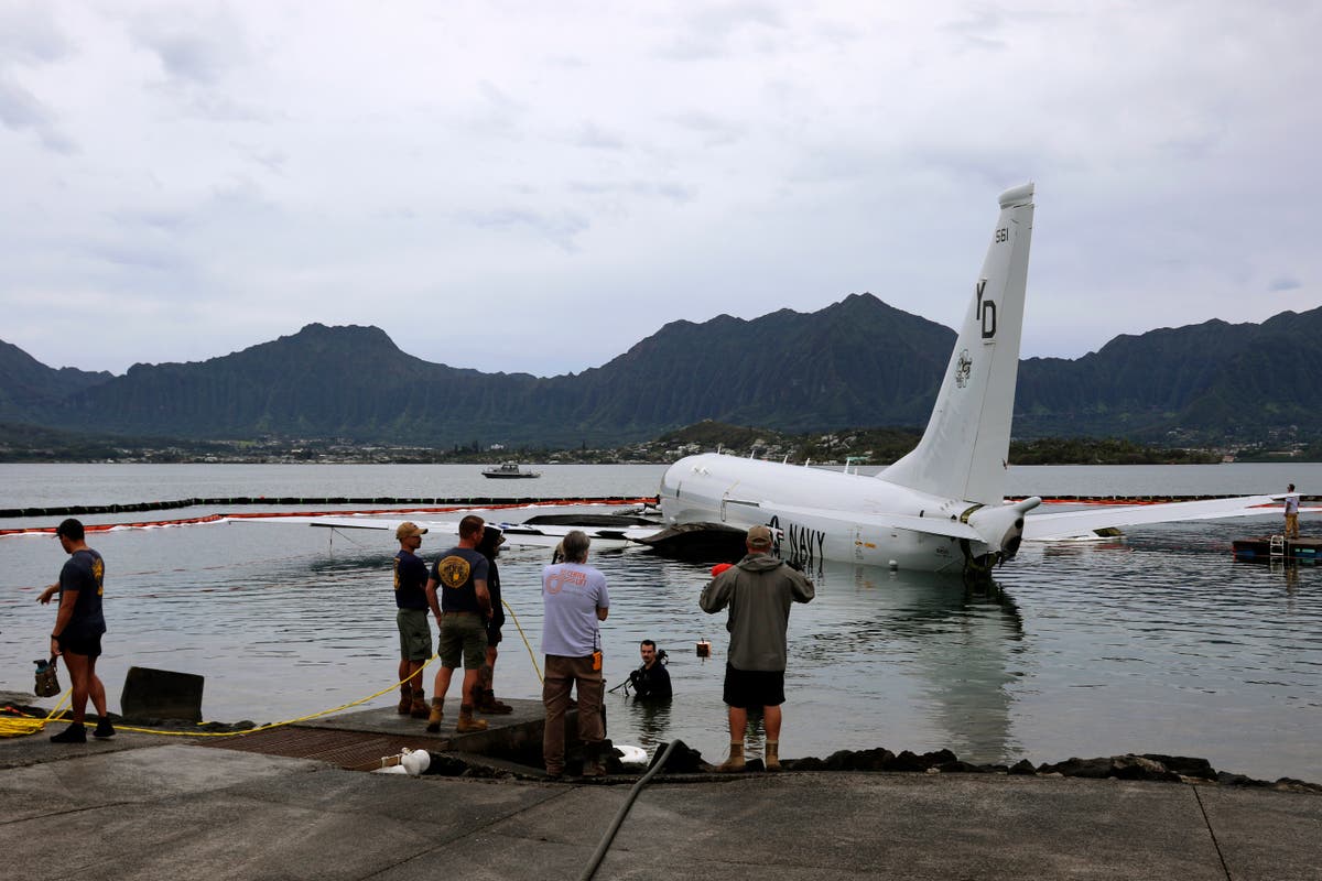 Военноморските сили на САЩ планират да издигнат реактивен самолет от кораловия риф на Хаваите с помощта на надуваеми цилиндри