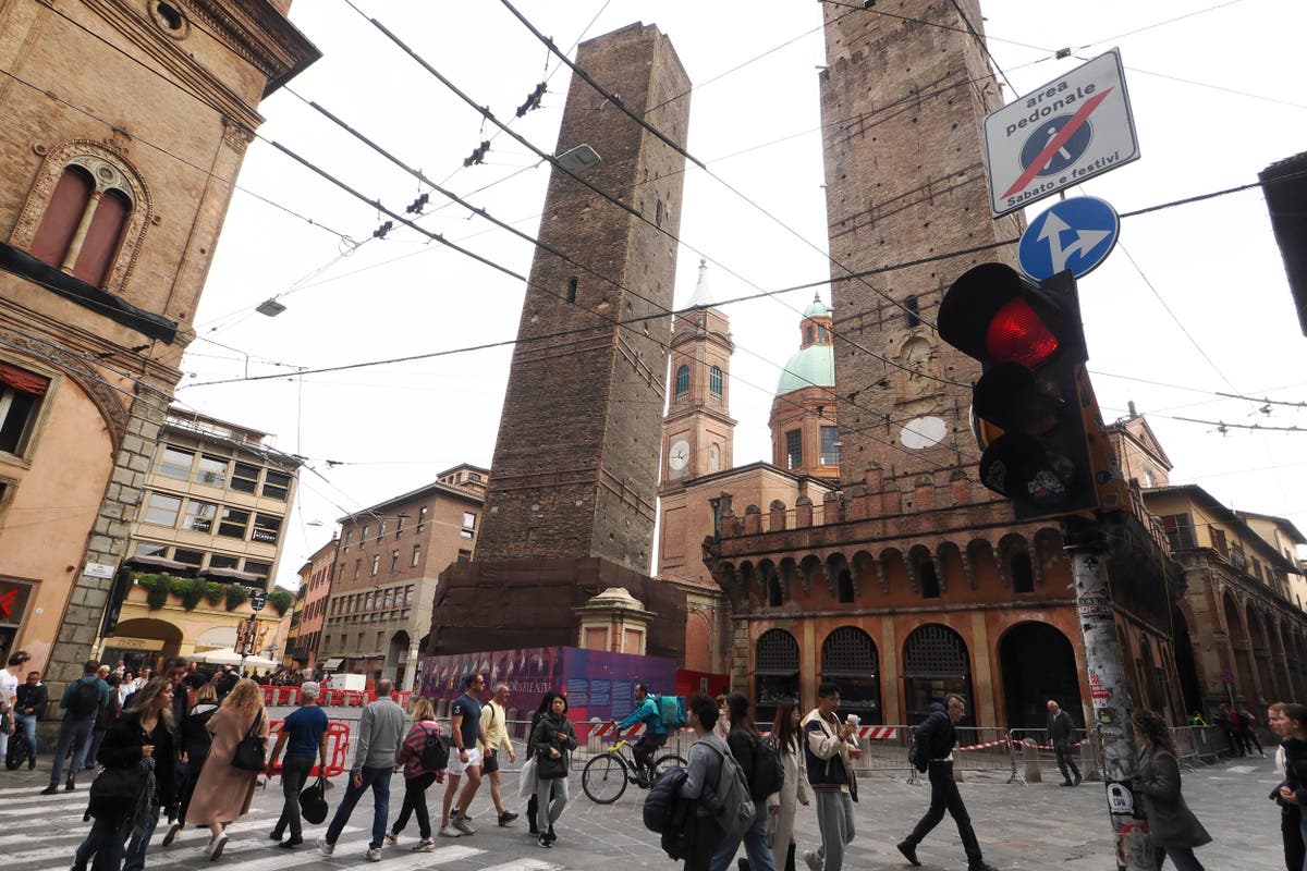 Наклонената кула в Италия е запечатана поради опасения, че може да се срути в близките сгради