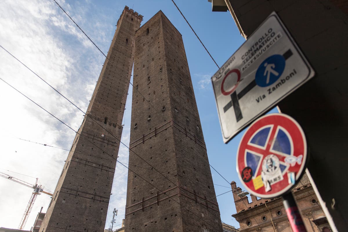La Torre Inclinada de Bolonia, Italia, ha sido sellada por temor a derrumbarse sobre los edificios cercanos.
