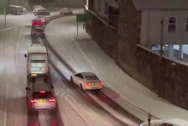 <p>Cumbria snow: Cars abandoned and roads bottlenecked as police declare major incident.</p>