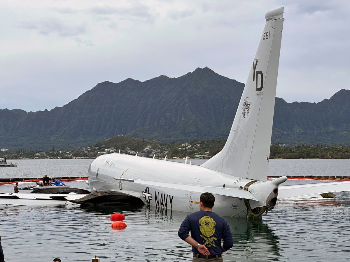 Самолетът на ВМС на САЩ беше изваден от Хавайския залив, след като прескочи пистата. Щетите от коралите остават да се видят
