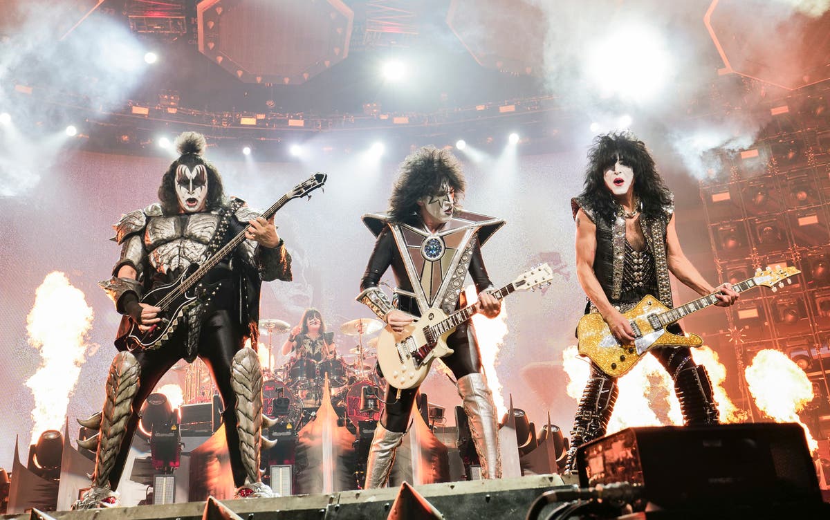 Kiss казват сбогом на турнето на живо, стават първата група в САЩ, която става виртуална и се превръща в дигитални аватари