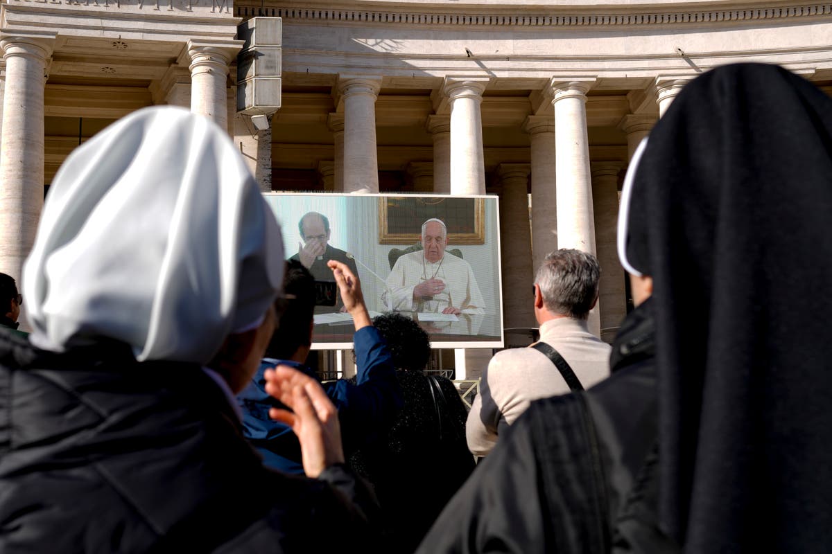 Папа Франциск казва, че се справя по-добре, но отново пропуска да се появи на прозореца си към площад Свети Петър