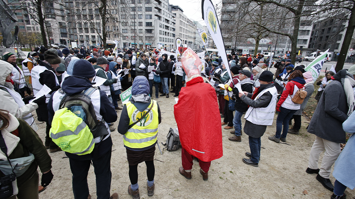 Гледайте на живо: Протестиращите срещу климата маршируват през Брюксел, докато Cop28 продължава в Дубай