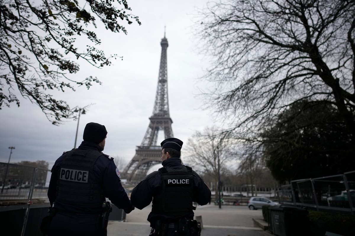 Прокурорът повдигна обвинение в тероризъм за мъж, обвинен в убийството на турист близо до Айфеловата кула