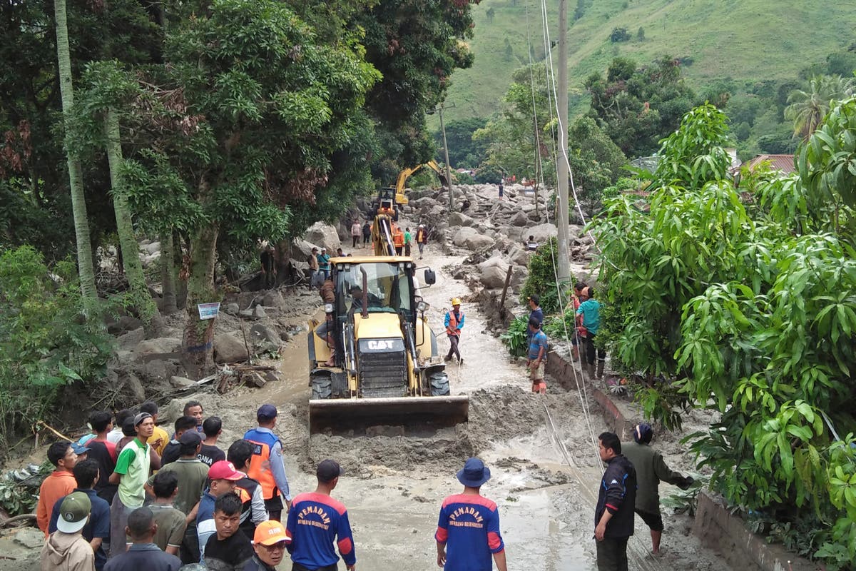 1 човек загина, а 11 са в неизвестност след свлачище и внезапни наводнения, ударили индонезийския остров Суматра