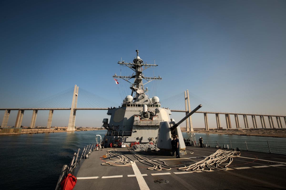 Американски военен кораб и множество търговски кораби атакувани в Червено море