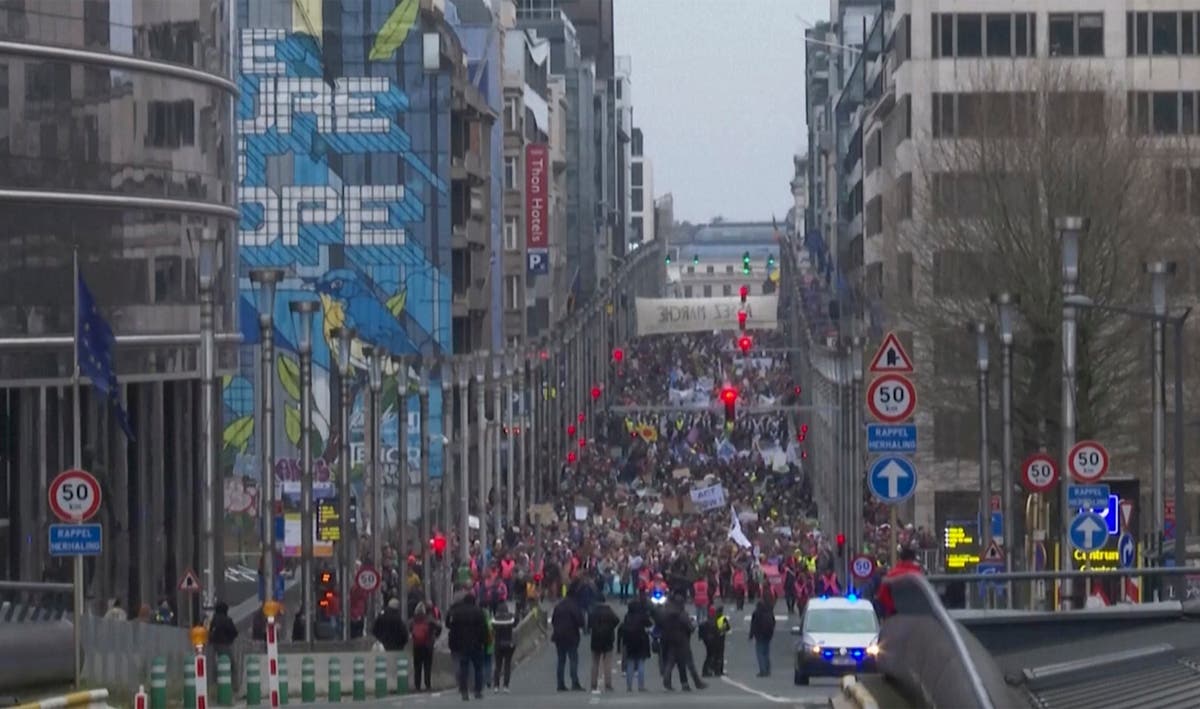 Хиляди активисти за изменението на климата провеждат бурно протестно шествие в Брюксел със сериозно послание