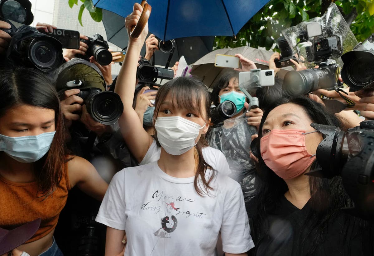 Активистката за демокрация Агнес Чоу казва, че все още се чувства под наблюдението на полицията в Хонконг в Канада