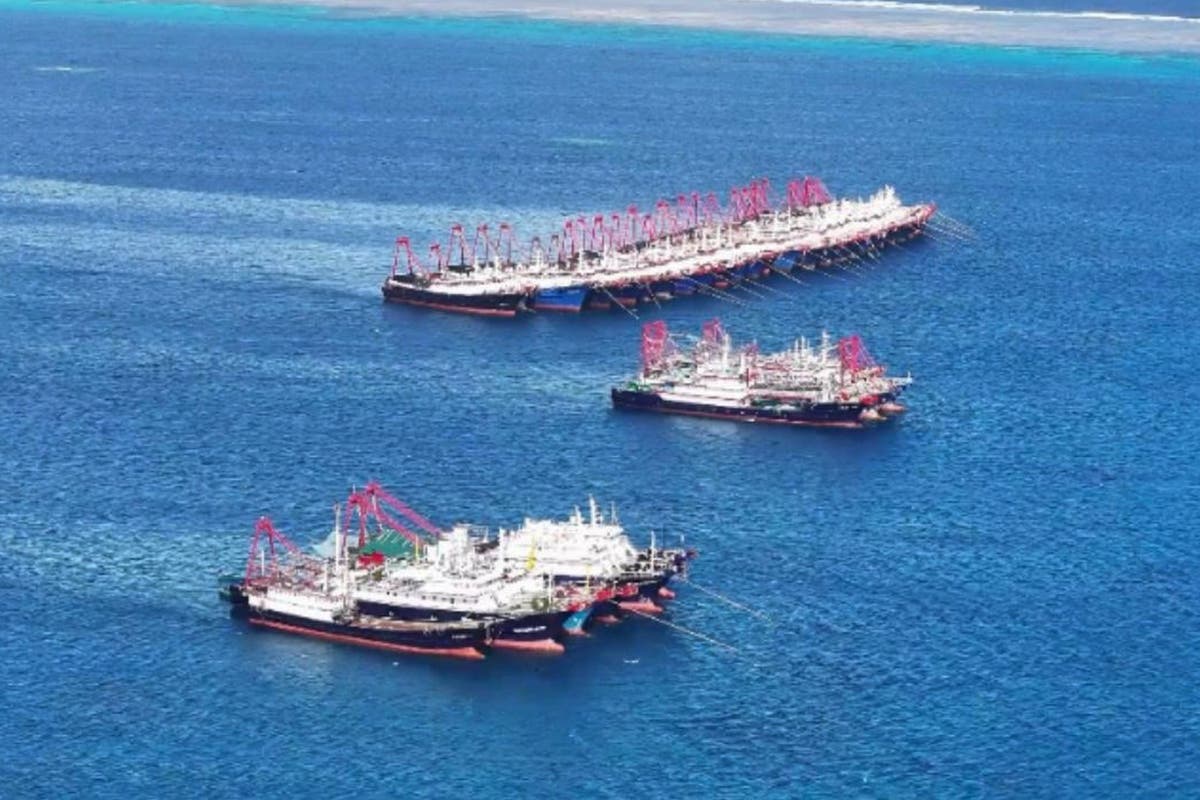 Китайски и филипински военноморски кораби и кораби на бреговата охрана