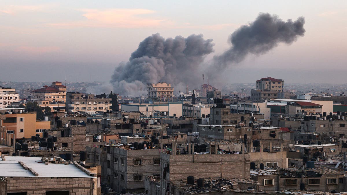 През целия ден израелските бомби продължиха да удрят града Моделът на