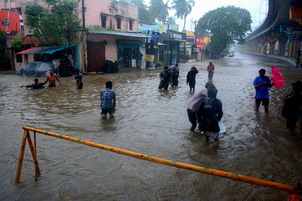 Проливни дъждове връхлитат южното и източното крайбрежие на Индия, докато се подготвят за мощна буря