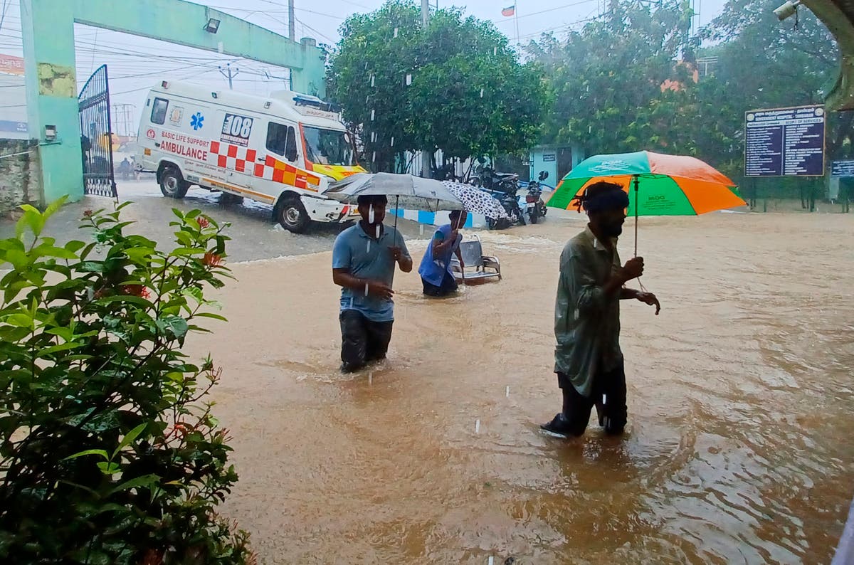 Най-малко 6 души загинаха при проливни дъждове от тропическия циклон Мичаунг, ударил бреговете на Индия