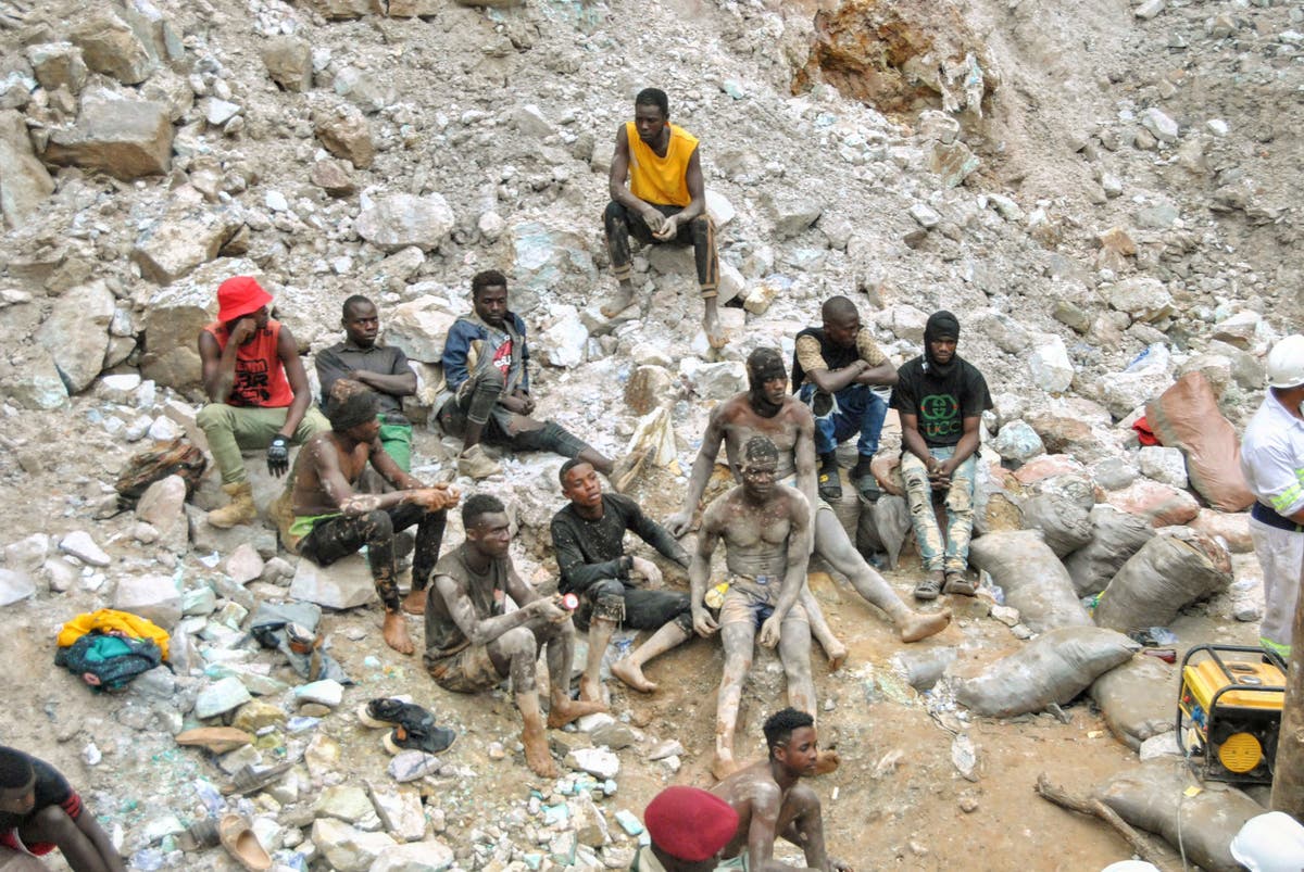 Спасители са извадили 11 тела след свлачища в мина в Замбия. Смята се, че повече от 30 са мъртви