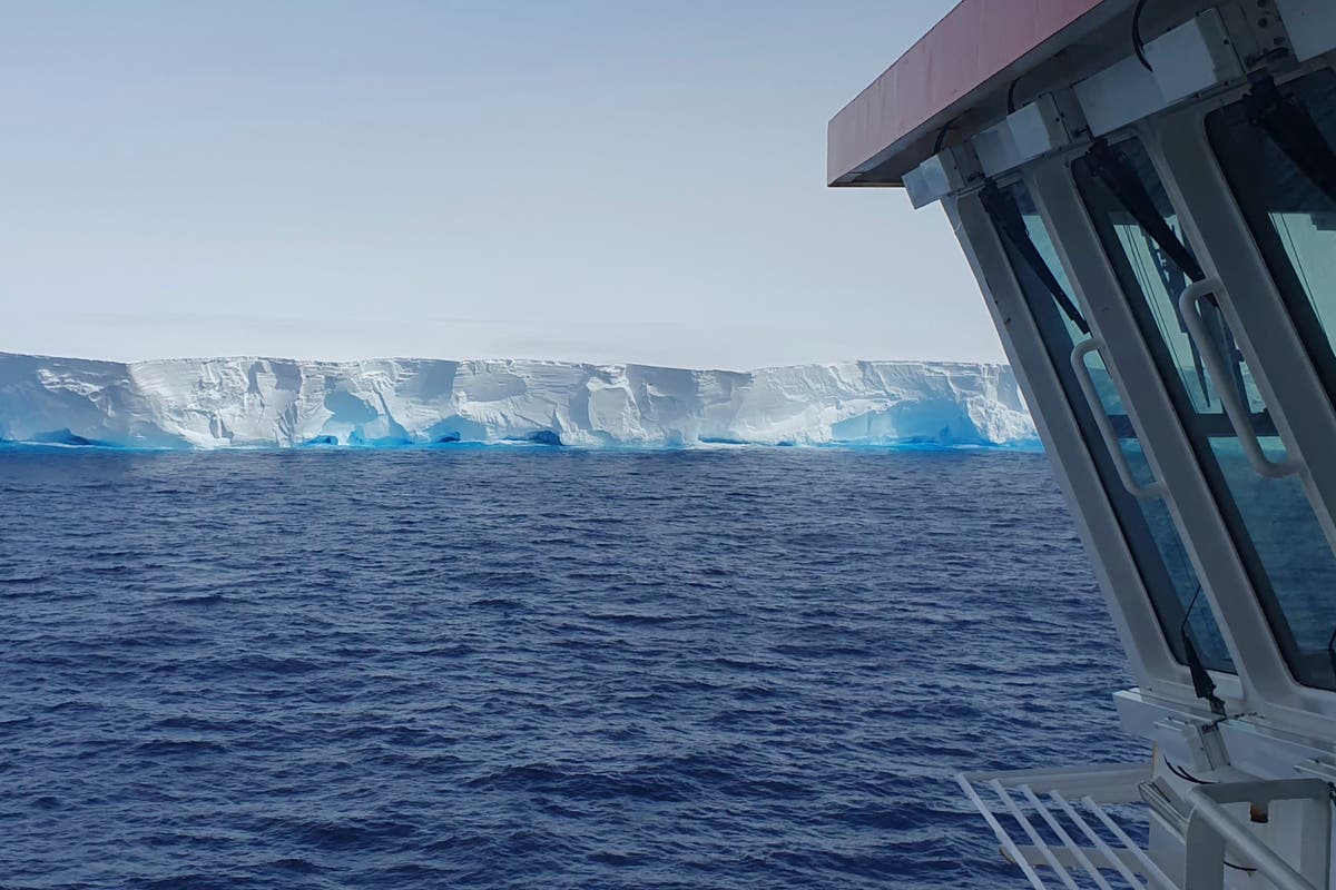 Британски изследователски кораб пресича пътя си с най-големия айсберг в света, докато се отдалечава от Антарктика