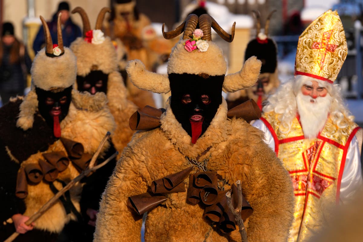В някои чешки села Свети Николай води парад с дявола и мрачния жътвар в теглене