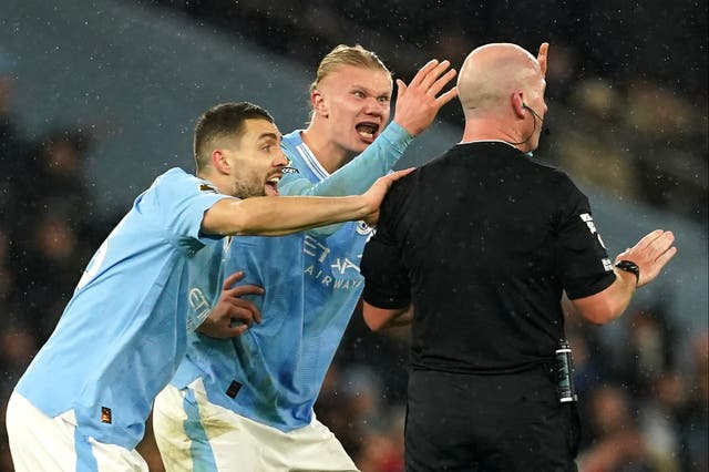 <p>Man City players surrounded referee Simon Hooper to contest the controversial decision </p>