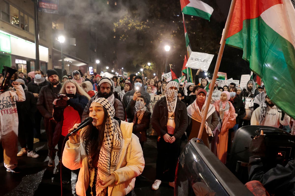Гняв, докато протестиращите се насочват към еврейския магазин за фалафели във Филаделфия: „Обвиняваме ви в геноцид“