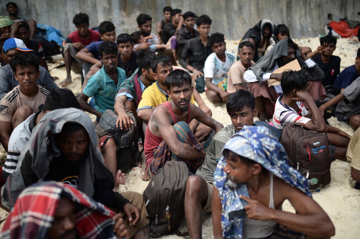 ООН предупреждава, че 2 плаващи лодки в Андаманско море с 400 рохинги на борда отчаяно се нуждаят от спасяване