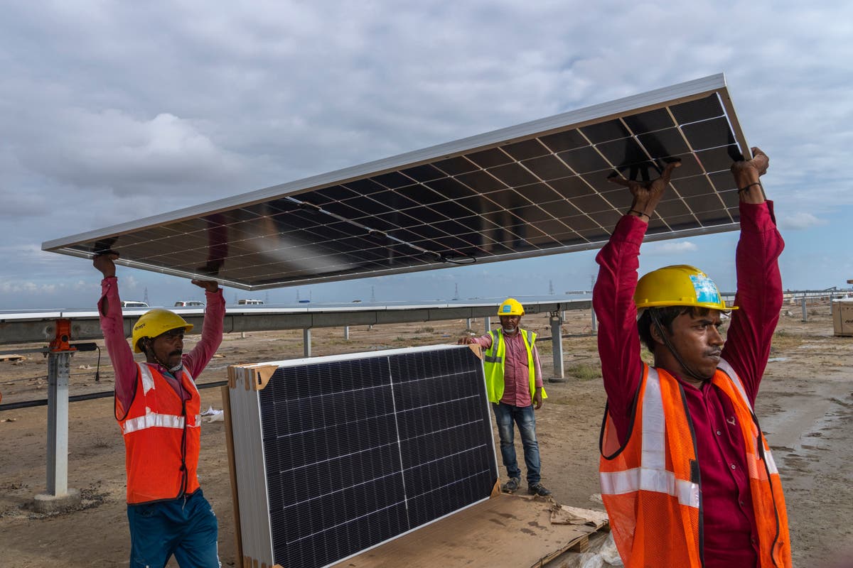 В солените пустини, граничещи с Пакистан, Индия изгражда най-големия си проект за възобновяема енергия