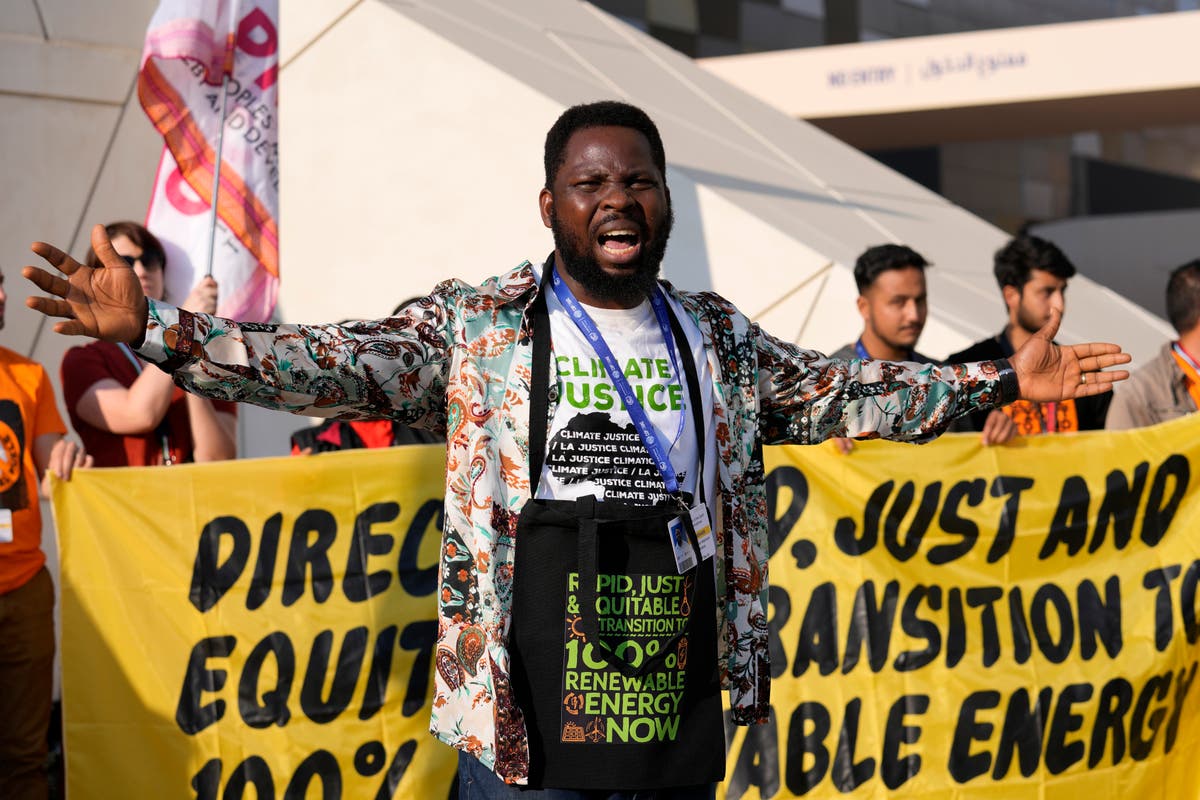 Активисти на срещата на върха COP28 засилват натиска за намаляване на изкопаемите горива, докато преговорите се насочват към чиста енергия