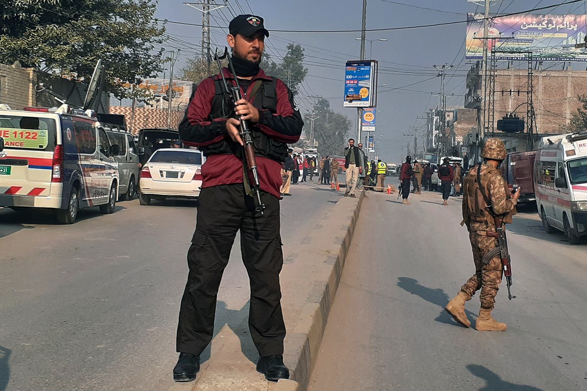 Крайпътен бомбен атентат в търговския център на пакистанския град Пешавар рани най-малко 3 души